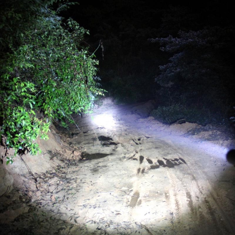 戶外充電式可定焦強光手提電筒