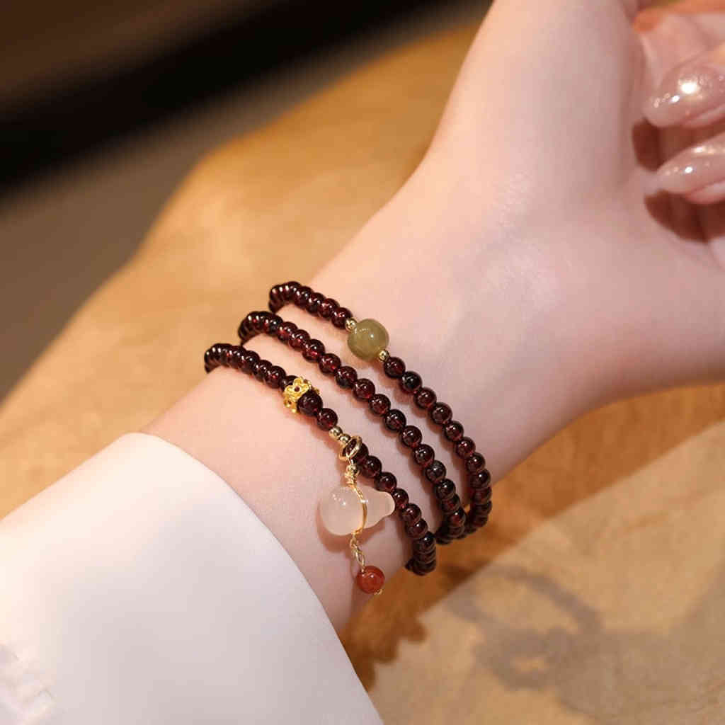 天然酒紅石榴石三圈手鏈｜新中式玉髓葫蘆吊墜｜和田玉輕奢手串女性高雅禮物