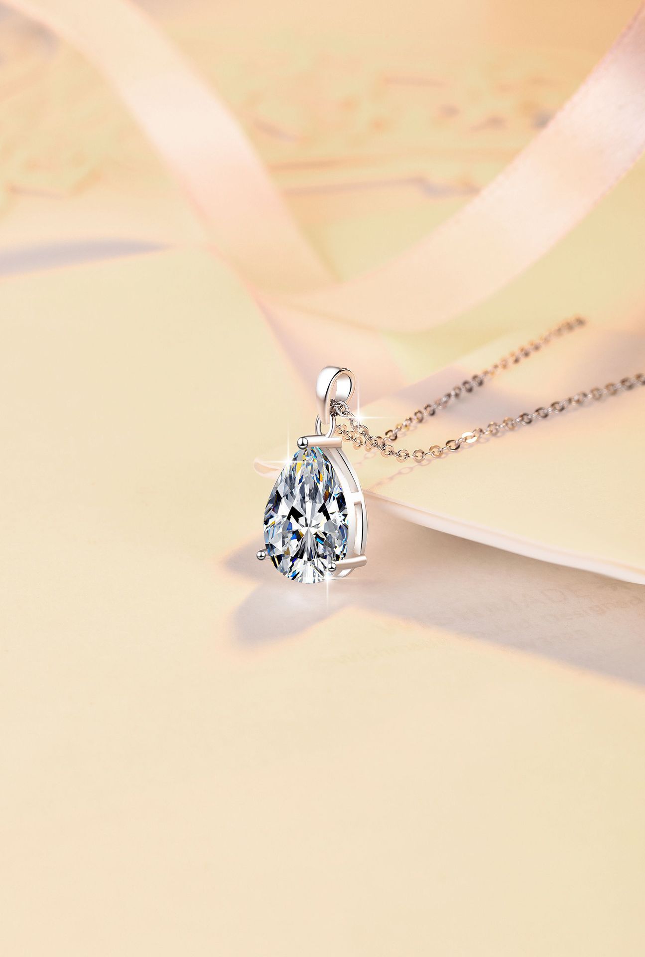 925銀飾海藍之心6克拉水滴形莫桑石項鏈(d色莫桑石)