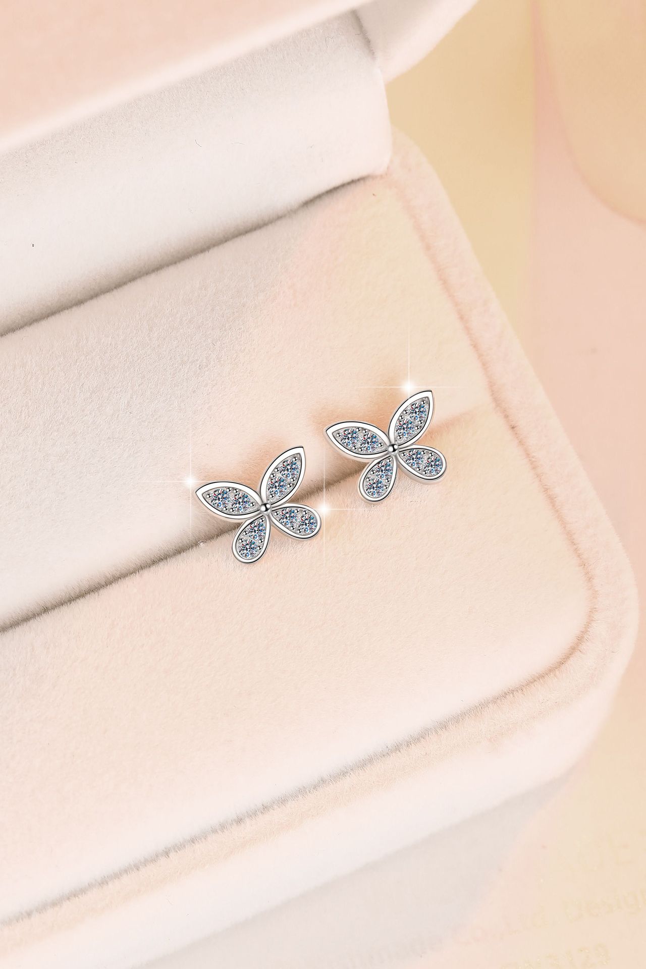 925銀飾蝴蝶莫桑石耳釘(d色莫桑石)