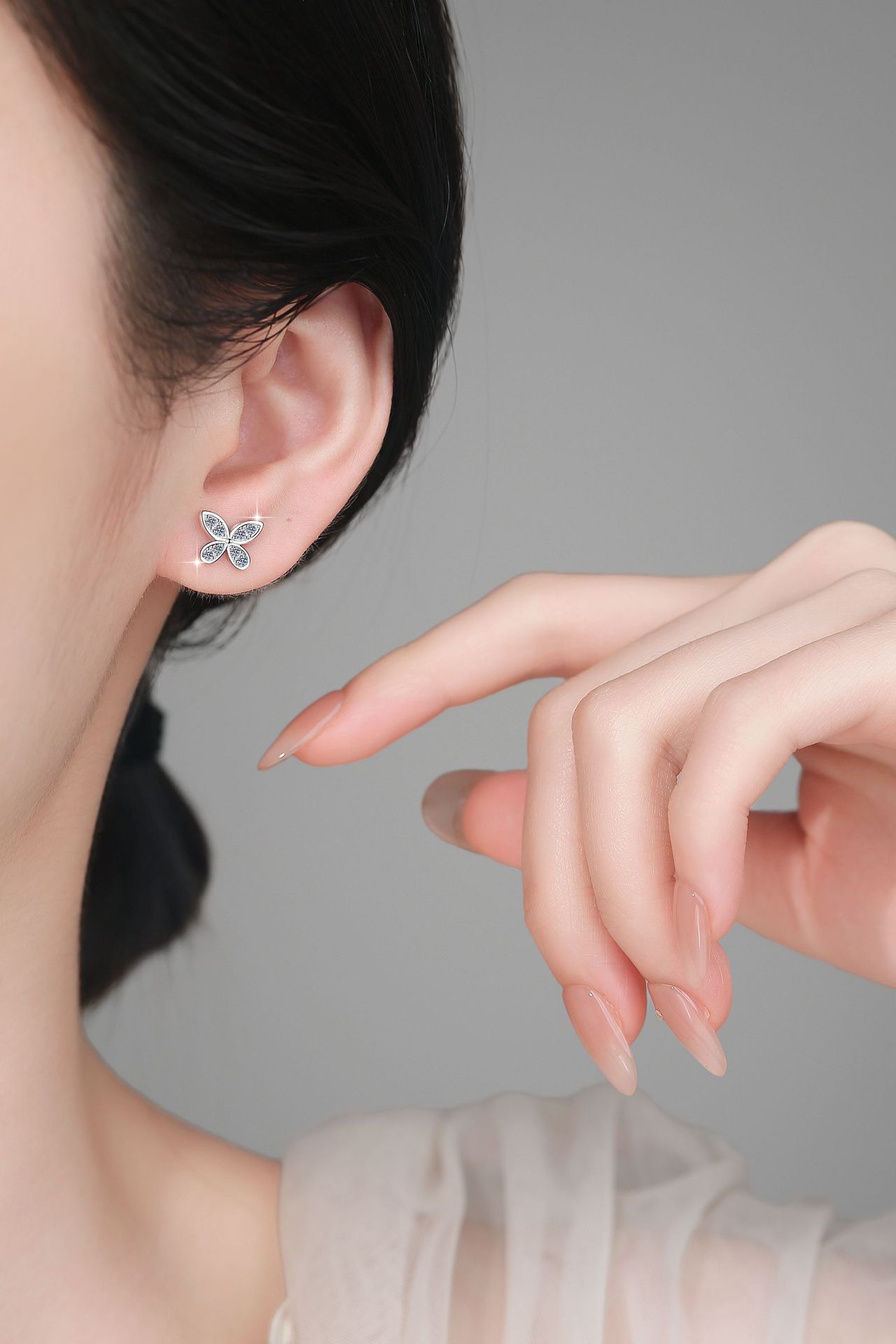 925銀飾蝴蝶莫桑石耳釘(d色莫桑石)