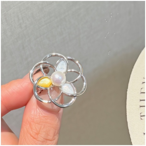 淡水珍珠白蝶贝胸针 约33mm 五瓣花镂空配饰