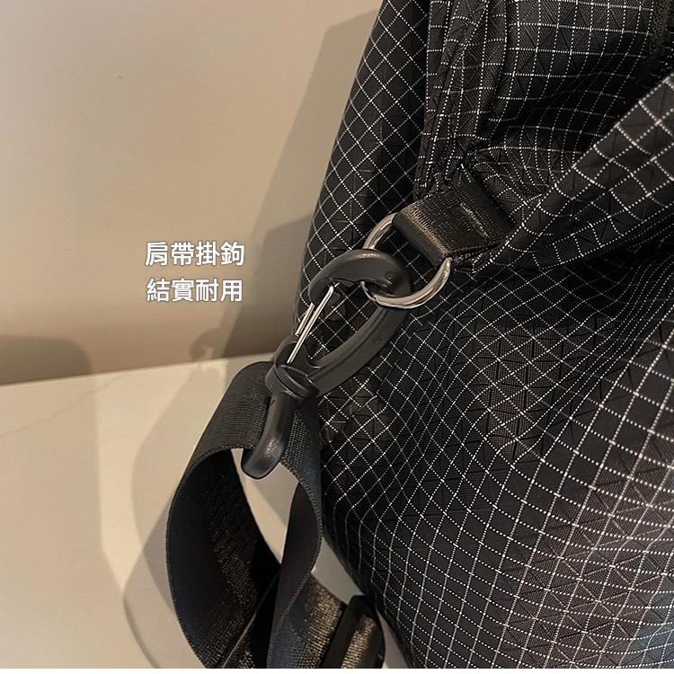 山繫攀岩繩防水斜孭袋 大容量格紋設計|日常旅行通用 - Image 3